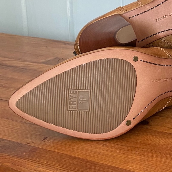 Frye NWOT Regina Heel Ankle Booties Cognac - RARE - Picture 15 of 15